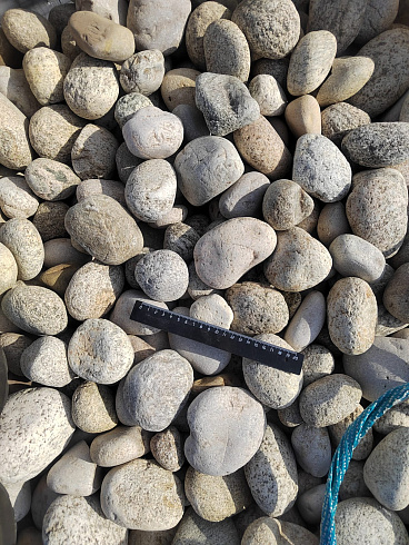 Kamenclub.ru: Галька речная окат (серо-белая) фр. 70-120 мм купить  в Смоленске галька галечник бело-серая, серо-белая, серая, белая речная природная галька  8000 руб/т   фото КАМЕНЬ КЛУБ