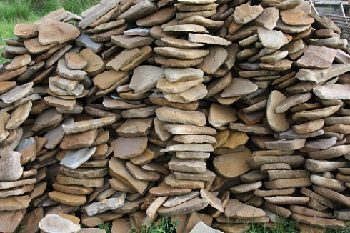 Kamenclub.ru: Песчаник колотый для облицовки (фр. 2-3 см)  купить в Смоленске песчаник бежевый серый рыжий песчаник строительный 5000 руб/т   фото КАМЕНЬ КЛУБ