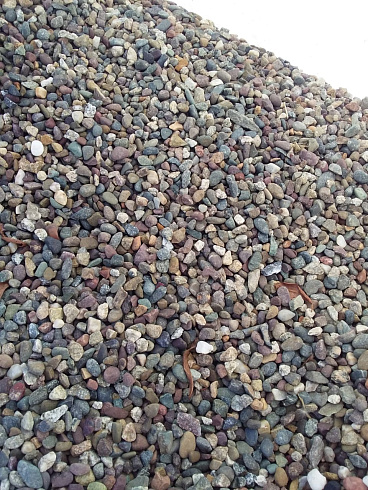 Kamenclub.ru: Галька речная окат цветная фр.5-10 мм. купить  в Смоленске галька речная белый, серый, красноватый, синий, темно-серый речная окатанная галька декоративная 6800 руб/т   фото КАМЕНЬ КЛУБ