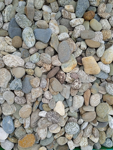 Kamenclub.ru: Галька горная речная окат (цветная) фр. 20-40 мм. купить  в Смоленске галька речная серый синий бежевый белый окатанная речная галька ландшафтная 6800 руб/т   фото КАМЕНЬ КЛУБ