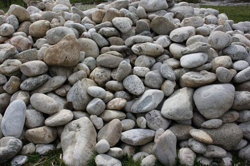 Kamenclub.ru: Бело-серый валунчик фр.100-300 мм.  купить в Смоленске крупный камень для ландшафта серый, белый бело-серый валун крупная галька 4500 руб/т   фото КАМЕНЬ КЛУБ