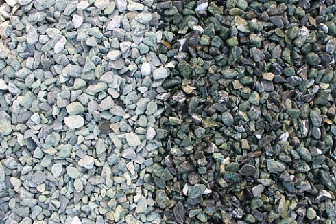 Kamenclub.ru: Мраморная крошка (щебень галтованный микс:зеленый-черный) фр.10-20 мм.  купить в Смоленске мрамор зеленый, черный декоративные ландшафтные окатанные округлые камни щебня 14500 руб/т   фото КАМЕНЬ КЛУБ