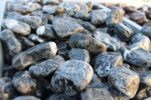 Kamenclub.ru: Щебень галтованный черный (мрамор) фр.20-40 мм.  купить в Смоленске мрамор черный с белыми прожилками мрамор окатанный округлый 15000 руб/т   фото КАМЕНЬ КЛУБ