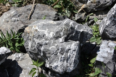 Kamenclub.ru: Черный мрамор скальник фр. 1000-1500 мм.  купить в Смоленске мрамор черный белый серый крупный колотый валун ландшафтный 9000 руб/т   фото КАМЕНЬ КЛУБ