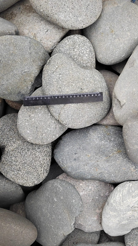 Kamenclub.ru: Галька речная плоская (темно-серая) фр. 70-150 мм. купить  в Смоленске галечник природный темно-серый серый синий речная плоская природная окатанная  9000 руб/т   фото КАМЕНЬ КЛУБ