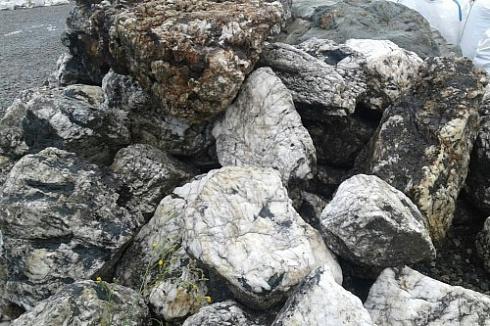 Kamenclub.ru: Черный гранит - кварцит фр. 100-500 мм.  купить в Смоленске мрамор гранит черный с белыми прожилками, серый, белый валун скальный колотый 7000 руб/т   фото КАМЕНЬ КЛУБ