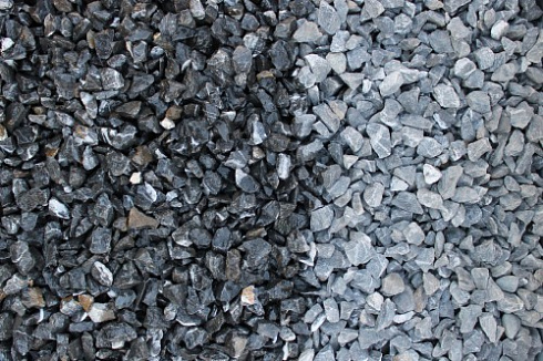 Kamenclub.ru: Щебень крошка черный (мрамор) фр. 10-20 мм.  купить в Смоленске мрамор черный с белыми прожилками, черный, белый каменная ландшафтная декоративная крошка щебня 11000 руб/т   фото КАМЕНЬ КЛУБ