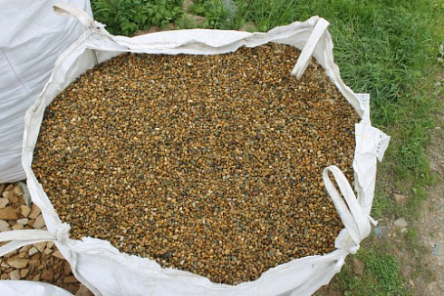 Kamenclub.ru: Галька окат (серо-желтая) фр.10-20 мм. купить  в Смоленске галька серо-желтая, рыжая, серый речная окатанная округлая галька 5000 руб/т   фото КАМЕНЬ КЛУБ