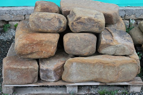 Kamenclub.ru: Песчаник для строительства и кладки (фр. 200-400 мм)  купить в Смоленске песчаник бежевый серый рыжий желтый блоки для строительства из песчаника 6500 руб/т   фото КАМЕНЬ КЛУБ