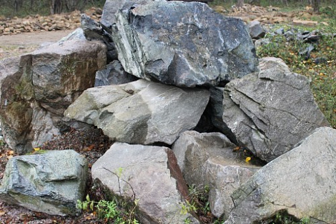 Kamenclub.ru: Змеевик скальник фр. 500-1500 мм.  купить в Смоленске змеевик зеленый серый черный глыба скальная колотая 7500 руб/т   фото КАМЕНЬ КЛУБ