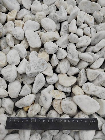 Kamenclub.ru: Мраморная крошка (щебень галтованный белый) фр.40-70 мм.  купить в Смоленске мрамор белый молочный айвори окатанный округлый природный камень 17000 руб/т   фото КАМЕНЬ КЛУБ