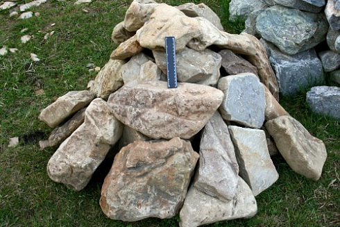 Kamenclub.ru: Песчаник декоративный ландшафтный (фр. 300-500 мм)  купить в Смоленске песчаник желтый рыжий серый зеленый валун речной окатанный природный песчаника 4 500 руб/т   фото КАМЕНЬ КЛУБ