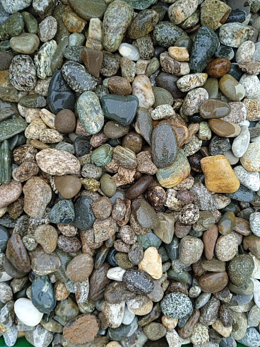 Kamenclub.ru: Галька горная речная окат (цветная) фр. 20-40 мм. купить  в Смоленске галька речная серый синий бежевый белый окатанная речная галька ландшафтная 6800 руб/т   фото КАМЕНЬ КЛУБ
