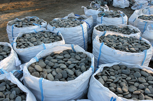 Kamenclub.ru: Галька речная плоская (темно-серая) фр. 100-200-300 мм. купить  в Смоленске галька речная плоская темно-серый, серый, синий речной галечник плоский 9000 руб/т   фото КАМЕНЬ КЛУБ