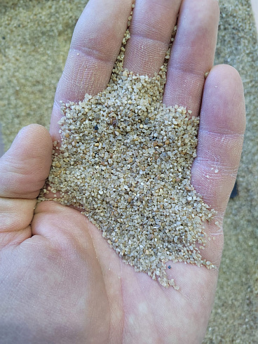 Кварцевый песок для площадок фр. 0,6-1,2 мм.  купить в Смоленске фото Камень Клуб