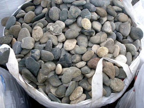 Kamenclub.ru: Галька речная плоская (ассорти) фр. 70-150 мм. купить  в Смоленске галька галечник серый белый темно-серый синий светло-серый плоская природная галька  9000 руб/т   фото КАМЕНЬ КЛУБ
