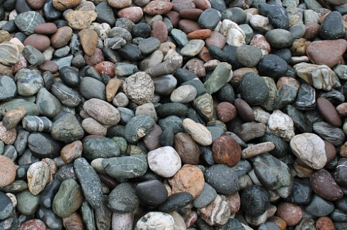 Kamenclub.ru: Галька речная окат (ассорти) фр. 50-100 мм. купить  в Смоленске галька природная округлая серая белая черная серая коричневая синяя галька речная окатанная округлая 6200 руб/т   фото КАМЕНЬ КЛУБ