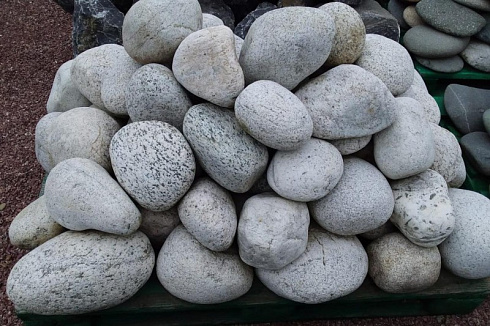 Kamenclub.ru: Бело-серый валунчик фр.100-300 мм.  купить в Смоленске крупный камень для ландшафта серый, белый бело-серый валун крупная галька 4500 руб/т   фото КАМЕНЬ КЛУБ