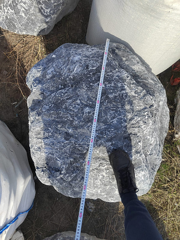 Kamenclub.ru: Черный мрамор скальник фр. 1000-1500 мм.  купить в Смоленске мрамор черный белый серый крупный колотый валун ландшафтный 9000 руб/т   фото КАМЕНЬ КЛУБ