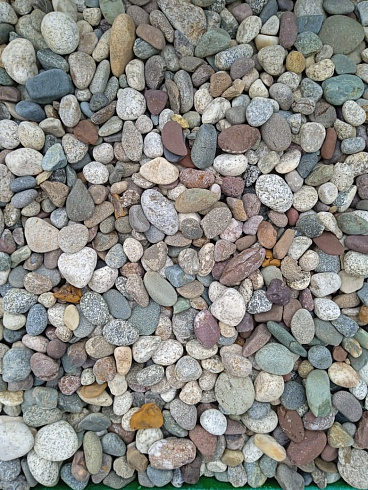 Kamenclub.ru: Галька горная речная окат (цветная) фр. 20-40 мм. купить  в Смоленске галька речная серый синий бежевый белый окатанная речная галька ландшафтная 6800 руб/т   фото КАМЕНЬ КЛУБ