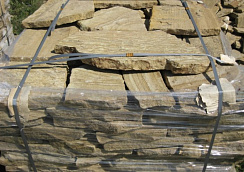 Kamenclub.ru: Песчаник пластушка желтый с рисунком (3 см)  купить в Смоленске песчаник желтый с рисунком, рыжий, желтый песчаник пластушка ландшафтная рваная 8 500 руб/м3   фото КАМЕНЬ КЛУБ