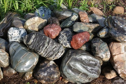 Крупные камни для ландшафта - валуны, валунчики, конгломераты - у нас можно заказать природный камень по низким ценам - как заказать, где купить без посредников, куда обратиться, быстро с доставкой под ключ - в Камень Клуб