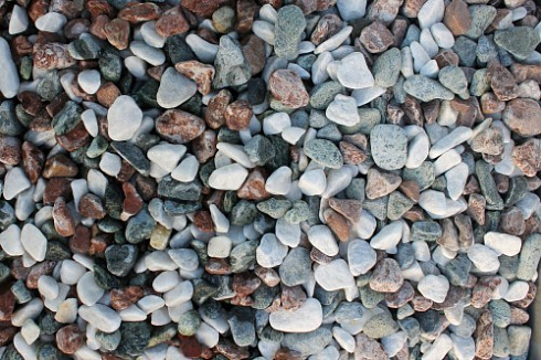 Kamenclub.ru: Мраморная крошка (щебень галтованный микс:белый-зеленый-розовый) фр.20-40 мм.  купить в Смоленске мрамор белый, зеленый, розовый мрамор декоративный (галтовка) 15500 руб/т   фото КАМЕНЬ КЛУБ