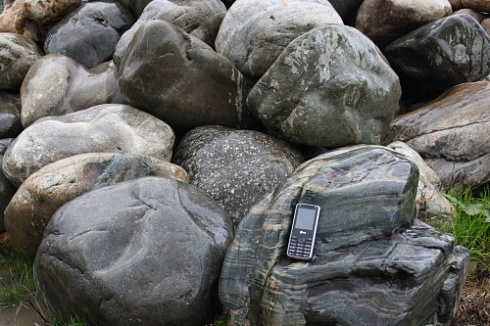 Kamenclub.ru: Речной валун Кабанчик фр.300-500 мм.  купить в Смоленске крупный природный камень галька серый, темно-серый речной валун галечник масштабный 7000 руб/т   фото КАМЕНЬ КЛУБ