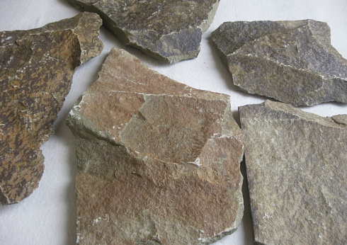 Kamenclub.ru: Песчаник пластушка "фонтанка" серо-зеленая (3,0-5,0 см)  купить в Смоленске песчаник серо-зеленая колотые плитки облицовочные пластушки 11400 руб/м3   фото КАМЕНЬ КЛУБ