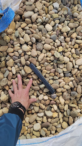 Kamenclub.ru: Галька речная окат рыжая фр. 20-40 мм. купить  в Смоленске галька речная окатанная рыжая желтая серая округлая речная галька 5000 руб/т   фото КАМЕНЬ КЛУБ