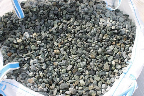 Kamenclub.ru: Щебень крошка зеленый (змеевик) фр. 20-40 мм.  купить в Смоленске мрамор зеленый, салатовый ландшафтная мраморная крошка 8500 руб/т   фото КАМЕНЬ КЛУБ