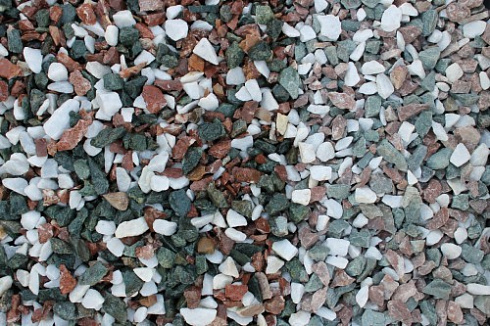 Kamenclub.ru: Мраморная крошка (щебень крошка микс: белый-зеленый-розовый) фр. 10-20 мм.  купить в Смоленске мрамор белый, зеленый, розовый декоративный ландшафтный колотый щебень 12000 руб/т   фото КАМЕНЬ КЛУБ