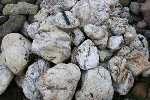 Kamenclub.ru: Кварцевый валунчик фр.100-300 мм.  купить в Смоленске кварц белый, бежевый молочный рыжий крупный природный камень галечник 7850 руб/т   фото КАМЕНЬ КЛУБ