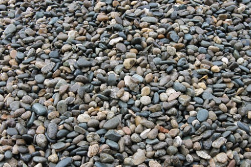 Kamenclub.ru: Галька горная речная окат (цветная) фр. 20-40 мм. купить  в Смоленске галька речная серый синий бежевый белый окатанная речная галька ландшафтная 6800 руб/т   фото КАМЕНЬ КЛУБ