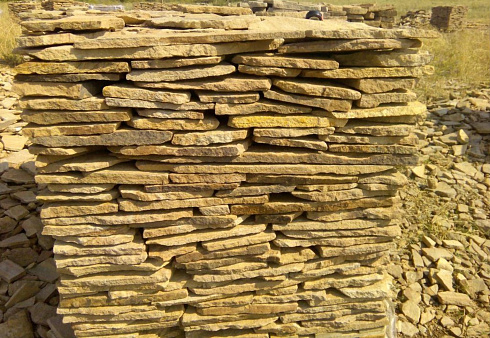 Kamenclub.ru: Песчаник пластушка желтый с разводом под дерево (2 см)  купить в Смоленске плитняк желтый с разводами, желтый, рыжий, серый песчаник пластушка рваная ландшафтная 11 000 руб/м3   фото КАМЕНЬ КЛУБ