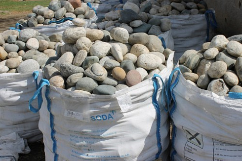 Kamenclub.ru: Речной валун (Ассорти) фр.100-300 мм.  купить в Смоленске галечник серый, темно-серый, светло-серый речная галька крупных размеров 4200 руб/т   фото КАМЕНЬ КЛУБ