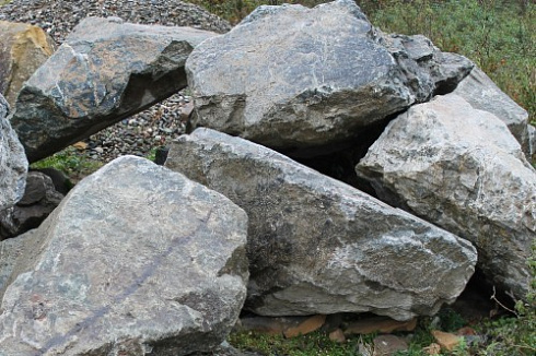 Kamenclub.ru: Змеевик скальник фр. 500-1500 мм.  купить в Смоленске змеевик зеленый серый черный глыба скальная колотая 7500 руб/т   фото КАМЕНЬ КЛУБ