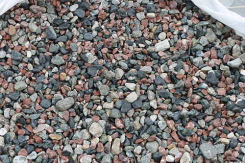Kamenclub.ru: Мраморная крошка (щебень галтованный микс:: серый-зеленый-розовый) фр.10-20 мм.  купить в Смоленске мрамор серый, зеленый, розовый щебень окатанный округлый декоративный ландшафтный 15500 руб/т   фото КАМЕНЬ КЛУБ