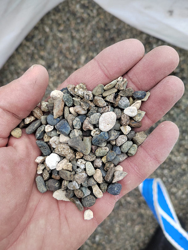 Kamenclub.ru: Галька речная окат (серая) фр.5-10 мм купить  в Смоленске галька речная серая, серый, темно-серый, светло-серый, коричневый речная окатанная галька декоративная ландшатфная 5000 руб/т   фото КАМЕНЬ КЛУБ