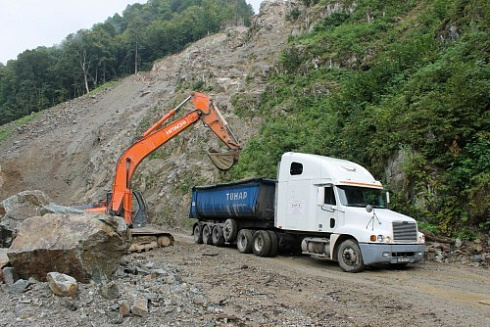 Kamenclub.ru: Гранит скальник (серо-зеленый) фр. 500-1500 мм.  купить в Смоленске гранит мрамор  серый зеленый темно-серый глыба скальная колотая ландшафтная 7 500 руб/т   фото КАМЕНЬ КЛУБ