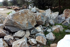 Kamenclub.ru: Гранит скальник (серо-зеленый) фр. 500-1500 мм.  купить в Смоленске гранит мрамор  серый зеленый темно-серый глыба скальная колотая ландшафтная 7 500 руб/т   фото КАМЕНЬ КЛУБ