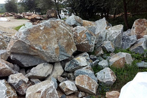 Kamenclub.ru: Гранит скальник (серо-зеленый) фр. 500-1500 мм.  купить в Смоленске гранит мрамор  серый зеленый темно-серый глыба скальная колотая ландшафтная 7 500 руб/т   фото КАМЕНЬ КЛУБ