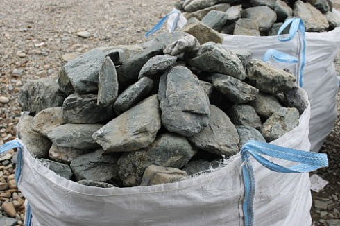 Kamenclub.ru: Гранит скальник (серо-зеленый) фр. 100-500 мм.  купить в Смоленске гранит зеленый, серый, салатовый крупный ландшафтный валун 6 000 руб/т   фото КАМЕНЬ КЛУБ