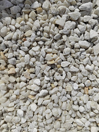 Kamenclub.ru: Мраморная крошка, щебень, цвет-белый, фр. 5-10 мм.  купить в Смоленске мрамор белый, айвори, молочный мраморная каменная крошка ландшафтная 12000 руб/т   фото КАМЕНЬ КЛУБ