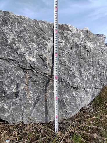 Kamenclub.ru: Черный мрамор скальник фр. 1000-1500 мм.  купить в Смоленске мрамор черный белый серый крупный колотый валун ландшафтный 9000 руб/т   фото КАМЕНЬ КЛУБ