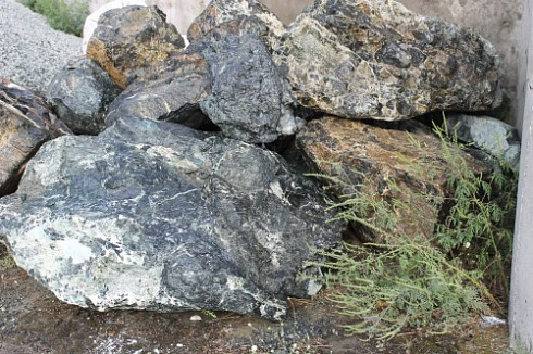 Kamenclub.ru: Змеевик скальник фр. 500-1500 мм.  купить в Смоленске змеевик зеленый серый черный глыба скальная колотая 7500 руб/т   фото КАМЕНЬ КЛУБ