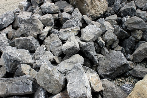 Kamenclub.ru: Черный мрамор скальник фр. 1000-1500 мм.  купить в Смоленске мрамор черный белый серый крупный колотый валун ландшафтный 9000 руб/т   фото КАМЕНЬ КЛУБ