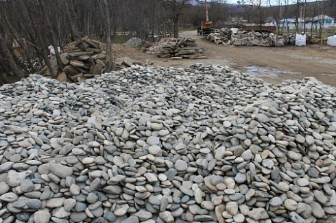 Kamenclub.ru: Галька речная плоская (ассорти) фр. 100-200-300 мм. купить  в Смоленске галька плоская разноцветная серый белый темно-серый синий речная галька ландшафтная 8000 руб/т   фото КАМЕНЬ КЛУБ