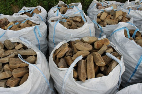 Kamenclub.ru: Песчаник для строительства и кладки блочный (фр 100-200 мм)  купить в Смоленске песчаник бежевый серый рыжий валун мелкий для строительства песчаник 6500 руб/т   фото КАМЕНЬ КЛУБ