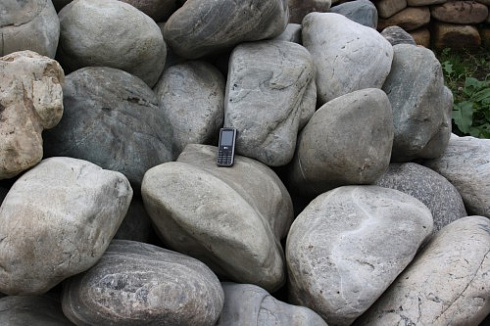 Kamenclub.ru: Речной валун Кабанчик фр.300-500 мм.  купить в Смоленске крупный природный камень галька серый, темно-серый речной валун галечник масштабный 7000 руб/т   фото КАМЕНЬ КЛУБ